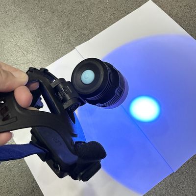 Lâmpada preta UV tipo capacete DG-3101S com ajuste de 90 graus para cima e para baixo, com LED de 30 de vida útil média, área irradiada de 50mm